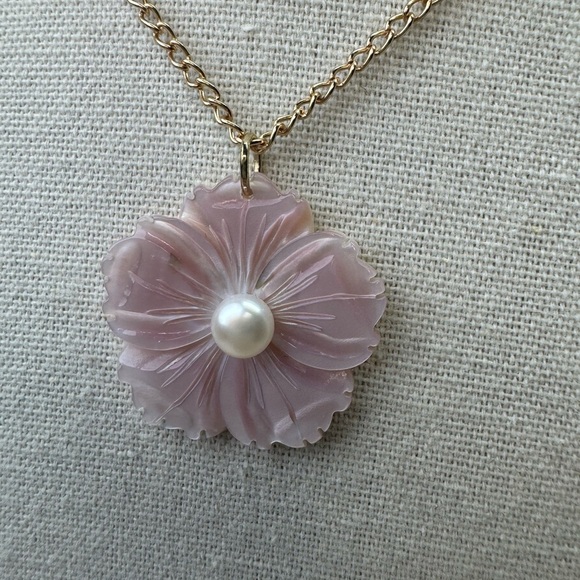 Carved Flower Shell with Freshwater Pearl Center Pendant Necklace - Picture 3 of 4